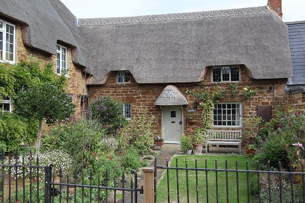 Cottage with a wing at a right-angle