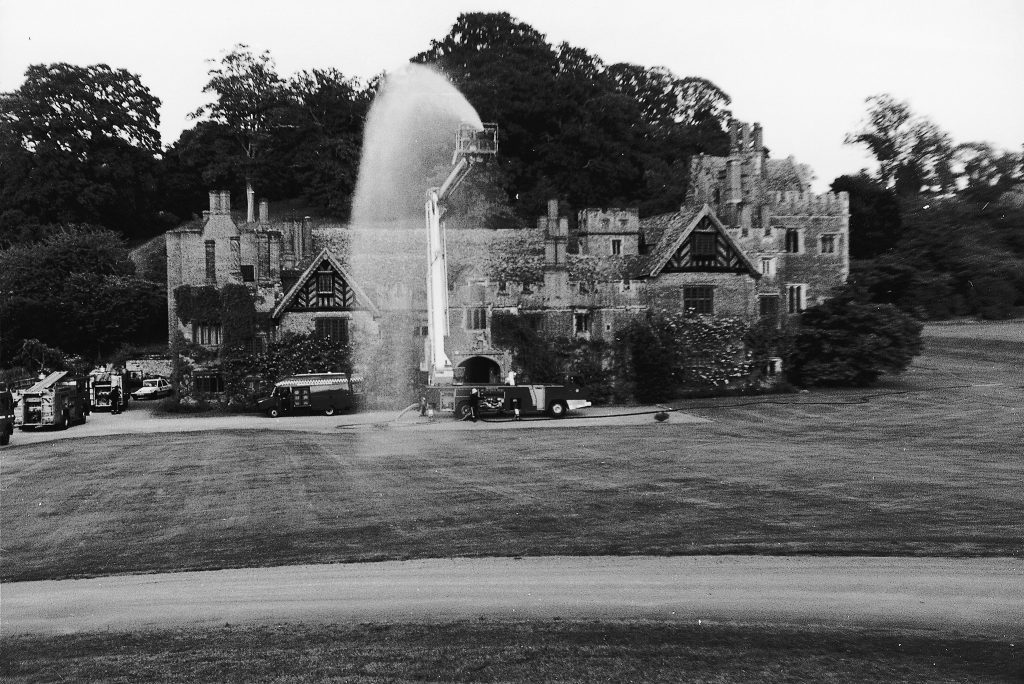 Drill, using hydraulic platform